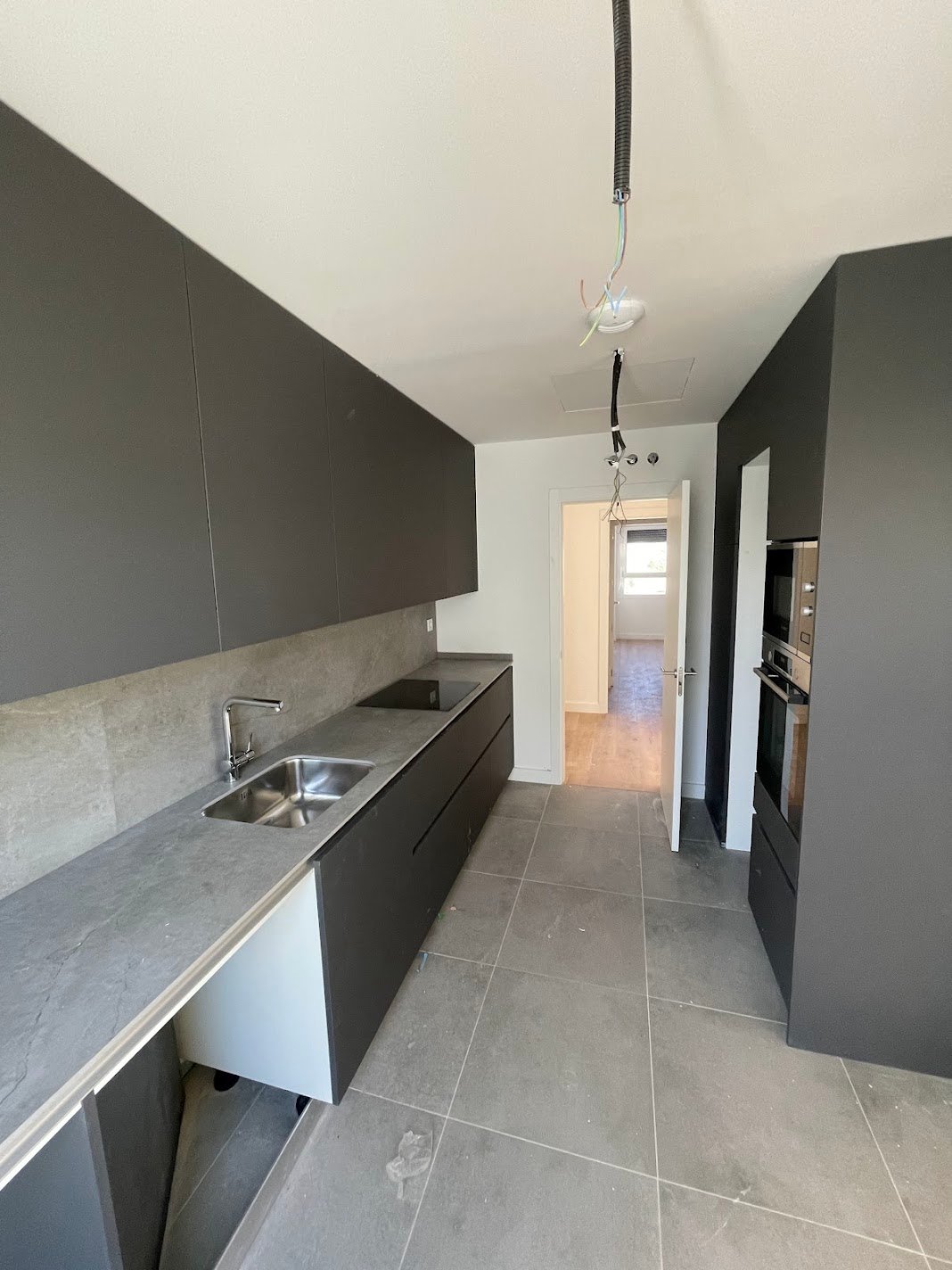 Reforma de cocina moderna gris con diseño minimalista en Marbella - PintaReformas