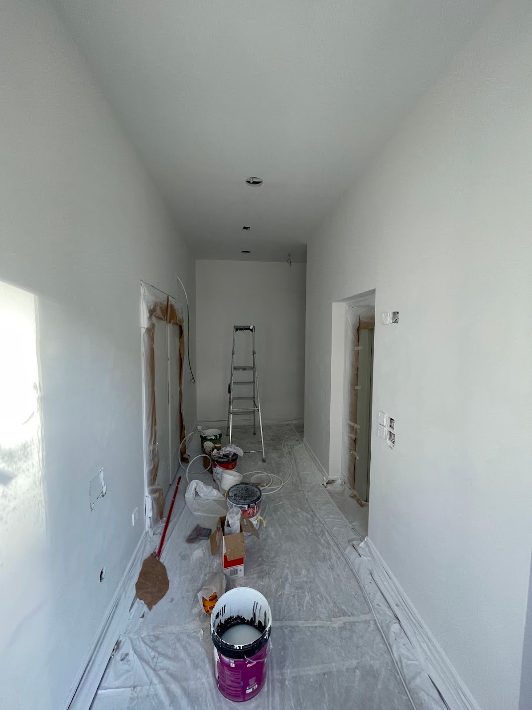 Pintura profesional de pasillo y vivienda - Acabado liso de calidad por PintaReformas en Málaga